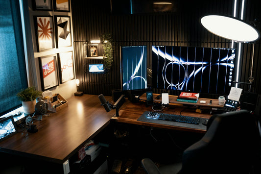 Bureau de télétravail moderne et ergonomique avec chaise ajustable et lumière naturelle
