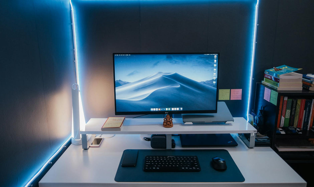 Barre lumineuse LED fixée sur moniteur éclairant un bureau ergonomique moderne