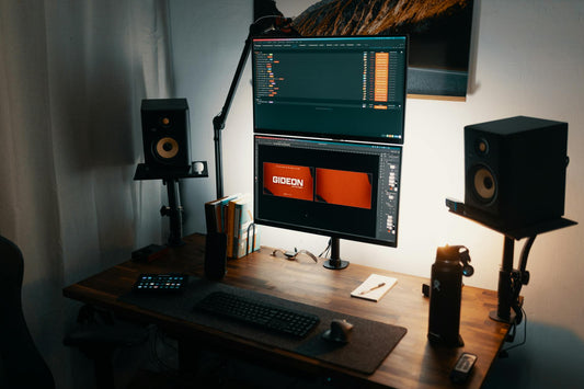 Bureau moderne avec lampe rechargeable sans câbles pour télétravail organisé