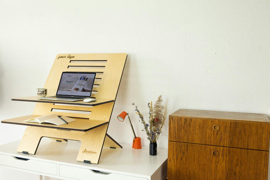 Comparaison des supports laptop en aluminium, acier et bois sur bureau moderne
