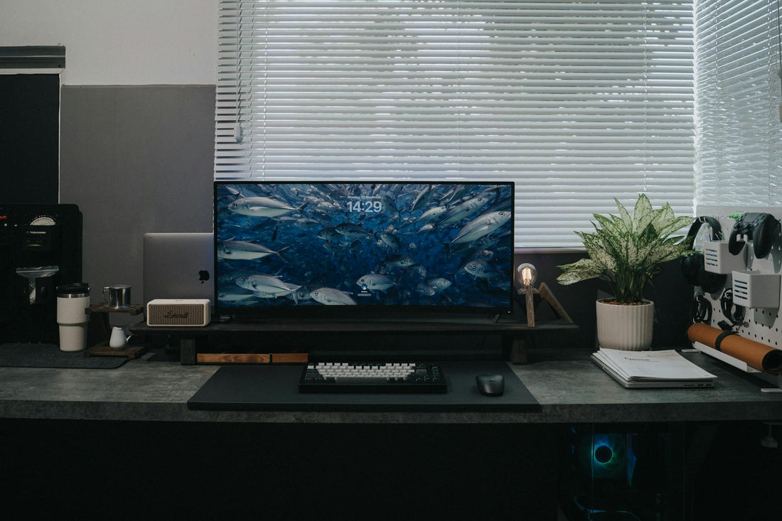 Lampe LED tactile moderne sur bureau minimaliste avec éclairage optimal