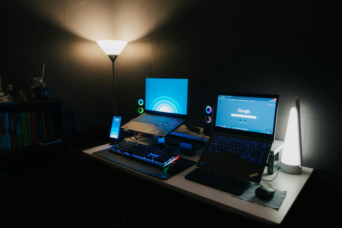 Bureau moderne avec éclairage LED optimisé pour la productivité et lampe ajustable