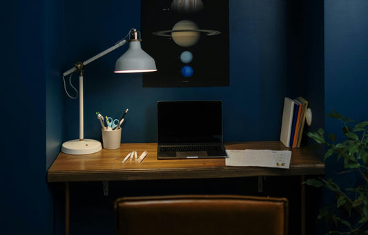 Comment choisir sa lampe de bureau : le guide complet pour un éclairage parfait