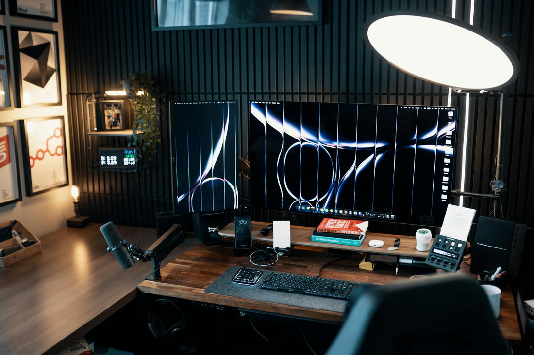 Lampe de bureau LED positionnée correctement pour éviter les reflets sur écran d'ordinateur