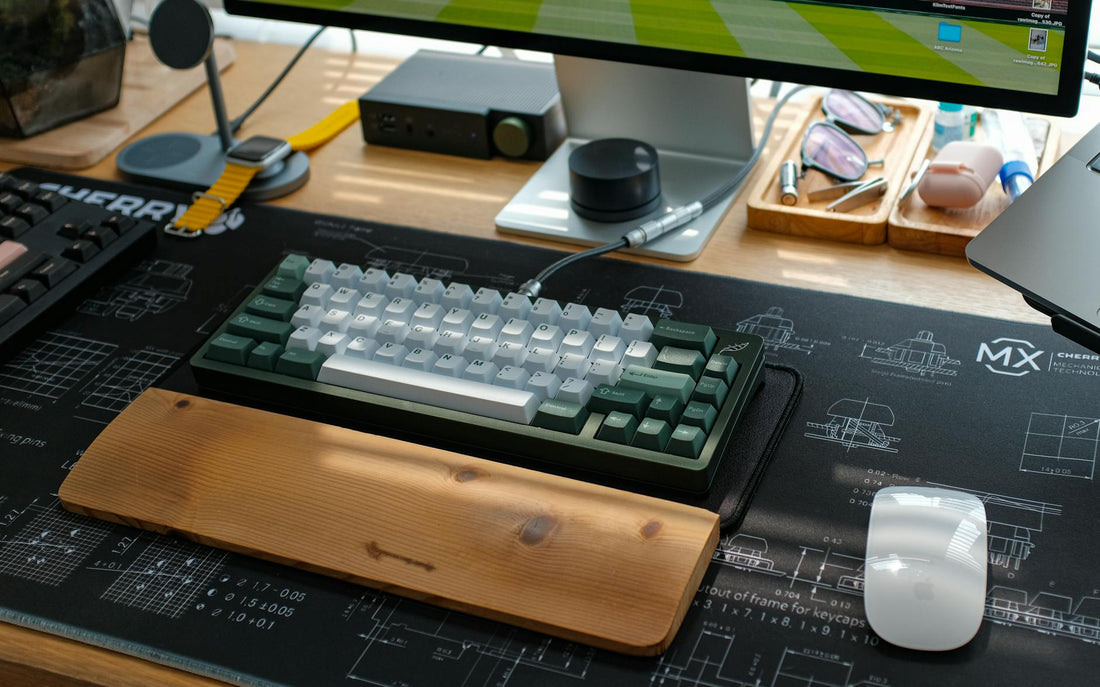Repose-poignet ergonomique positionné devant clavier sur bureau de télétravail moderne