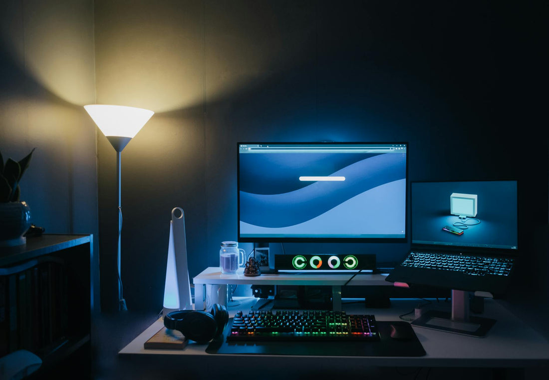 Setup home office compact avec accessoires ergonomiques dans un petit espace de travail optimisé