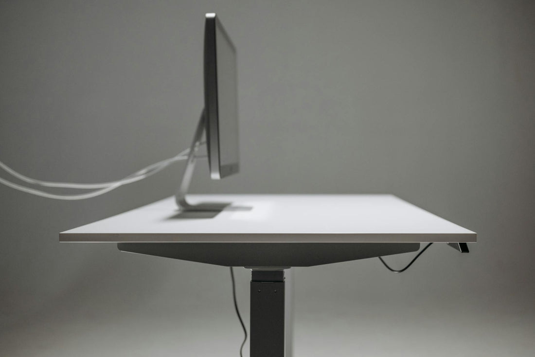 Support écran ergonomique ajustable montrant la position correcte pour éviter les douleurs cervicales