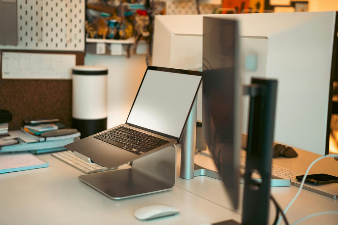 Comparaison support laptop pliable et fixe sur bureau moderne pour télétravail