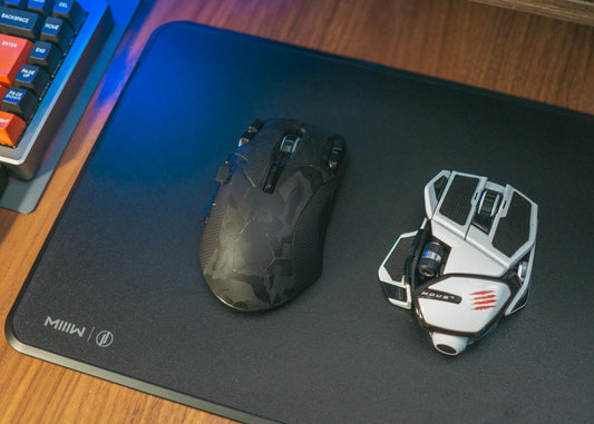 Comparaison tapis souris silicone et tissu sur bureau télétravail moderne